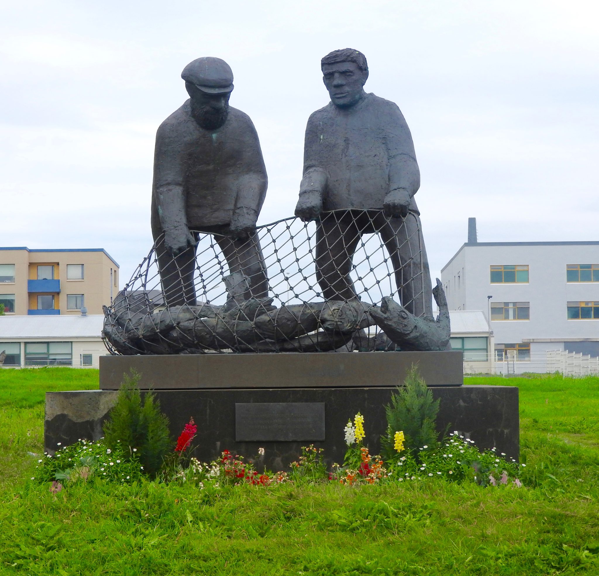 Two sailors with fishing net statue
