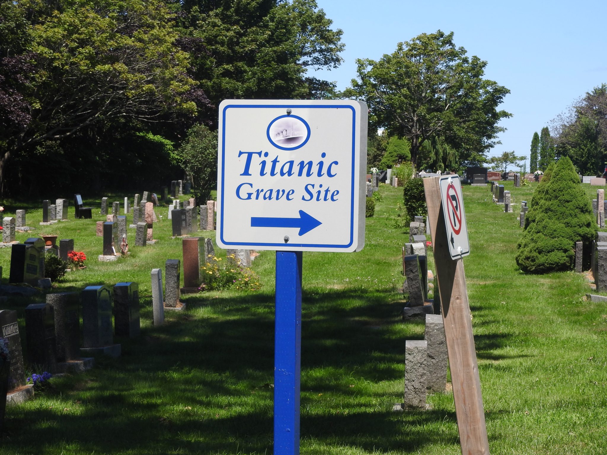 Blue & White sign indicating direction to the Titanic grave site
